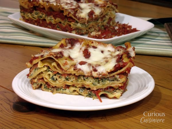 来自好奇疗法烹饪的无煮蘑菇和菠菜烤宽面条GydF4y2Ba