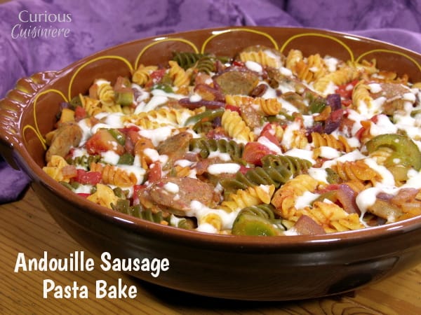 这款丰富多彩，veggie-laden new Orleans Pasta Bake是一种快速简便的方法，将克里奥特风味带到您的桌子上。 | Curious Cuisiniere