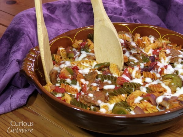 这款丰富多彩，veggie-laden new Orleans Pasta Bake是一种快速简便的方法，将克里奥特风味带到您的桌子上。 | Curious Cuisiniere