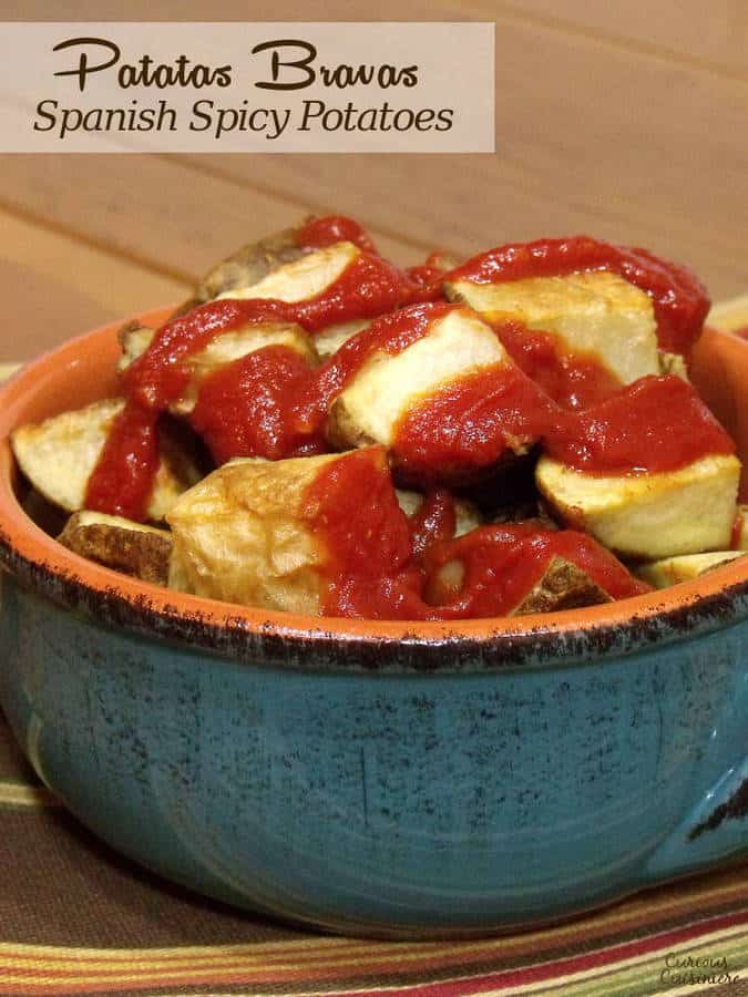 我们通过烤土豆和传统的辣味番茄酱，让传统西班牙小吃——烤土豆变得更美味。| www.CuriousCuisiniere.comG.ydF4y2Ba