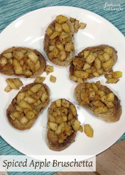 甜蜜的蜂蜜和温暖的香料在这家加香料的苹果Bruschetta制作一个美味的秋季甜点。|m.jamahire.com.GydF4y2Ba