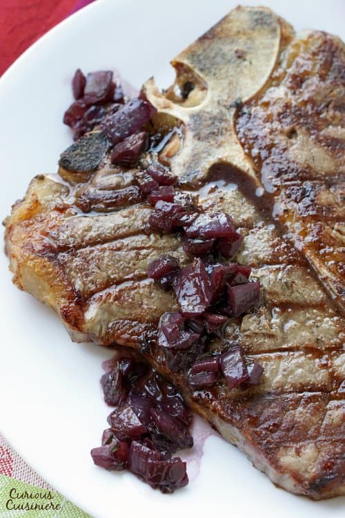 带骨牛排配红酒和洋葱酱。