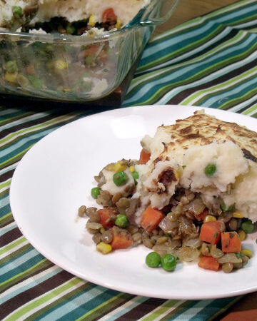这是一道丰盛美味的爱尔兰经典美食，素食牧羊人派的馅料是扁豆和其他蔬菜，而不是牛肉或羊肉。| www.CuriousCuisiniere.com