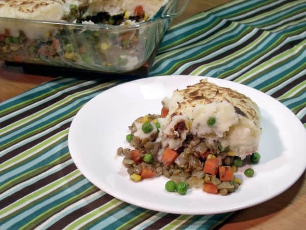 这是一道丰盛美味的爱尔兰经典美食，素食牧羊人派的馅料是扁豆和其他蔬菜，而不是牛肉或羊肉。| www.CuriousCuisiniere.com