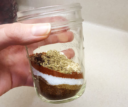 抛弃商店购买了这种简单的炸玉米饼调味料配方的混合物，这是你已经在食品室里的香料制成的。|m.jamahire.com.