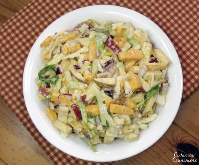 光滑，锋利的切达奶酪和甜脆的苹果结合在一起，这款爆发性的切达苹果沙拉一定会成为你下一次野餐或游戏日派对的明星。| www.CuriousCuisiniere.comGydF4y2Ba