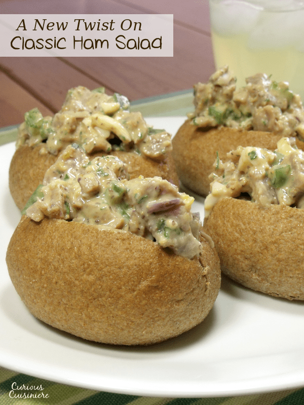 经典火腿沙拉的新扭曲，包括火腿，青椒，煮沸的鸡蛋和芹菜，并用普通酸奶照亮。在这款简单的火腿沙拉中没有梅奥，非常适合夏天野餐沙拉！|好奇的烹饪