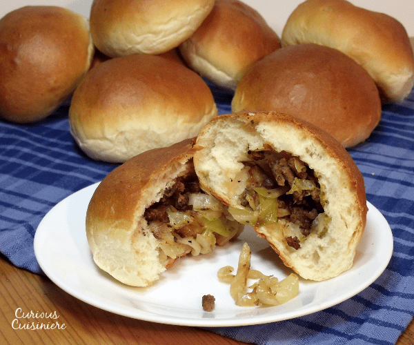 松软的卷，里面塞满了美味的肉和卷心菜。完美的手持式餐点。