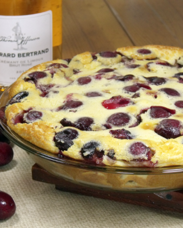 一种介于蛋糕、蛋奶沙司和蛋奶酥之间的法国樱桃甜点。适合夏季樱桃季节的清淡甜点。gydF4y2Ba