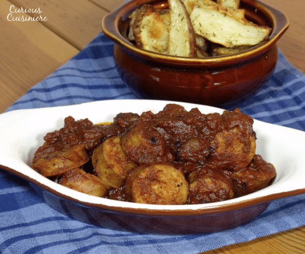 裹着甜而辣的咖喱酱的德国香肠。