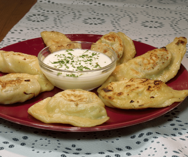 Pierogi的波兰语版本的馄饨，传统上塞满了酸菜或土豆和奶酪。