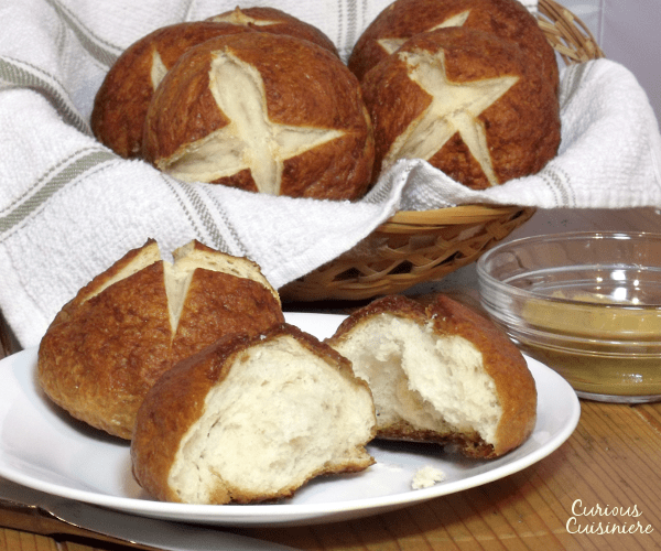 软而耐嚼的椒盐卷饼，现在是卷的形式，完美地为您最喜欢的夏季汉堡椒盐卷饼。