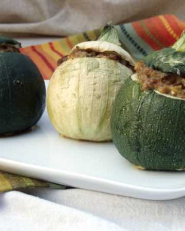 可爱的圆形西葫芦塞满了草药和香肠的混合物。你怎么能出错，西葫芦这个可爱？GydF4y2Ba