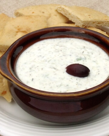 完美的素食和皮塔饼蘸酱，希腊黄瓜酸奶蘸酱，或Tzatziki，很容易在家里做!