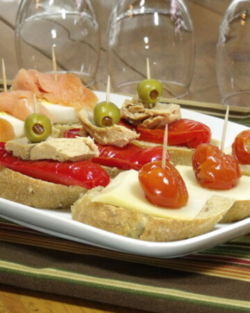 有趣，美味的材料，堆在厚法棍切片上，使独特的开胃菜或聚会食物。| m.jamahire.com