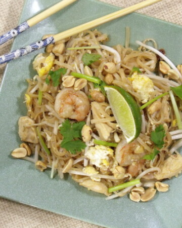 这些快速且轻松的炒面条爆炸着虾，鸡肉，豆芽和鸡蛋。