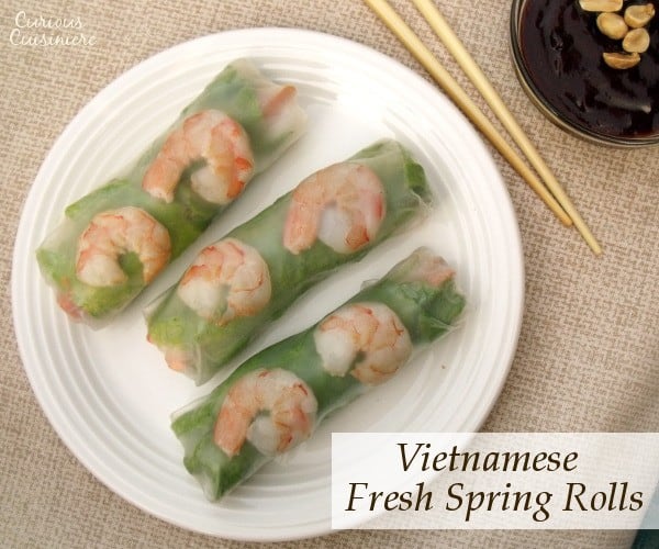 猪肉，虾，生菜，新鲜的草药，胡萝卜和米粉包裹在米纸中，使春卷健康的午餐或小吃。包括有关如何缠绕和滚动弹簧卷的详细说明。|m.jamahire.com.