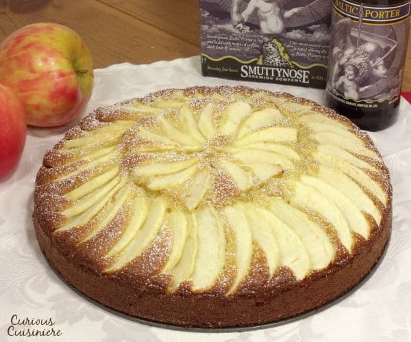 松软的奶油蛋糕，上面盖着苹果片，Apfelkuchen，或德国苹果蛋糕，是完美的秋季甜点。| m.jamahire.com