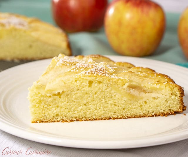 在盘子里，有一片湿润的、黄油味的德国苹果蛋糕Apfelkuchen。| www.CuriousCuisiniere.com