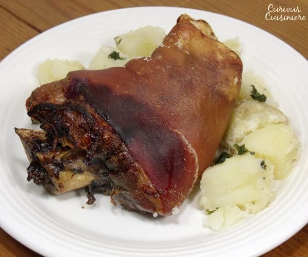Schweinshaxe是一种鲜嫩多汁的猪肉，外皮又咸又脆，是典型的慕尼黑啤酒节盛宴，配上一大杯你最爱的啤酒再完美不过了。| m.jamahire.com