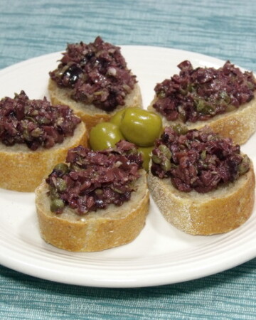 明亮的橄榄和帽子弥补了一个美味的南法国橄榄橄榄球。您下一方的完美开胃菜！|m.jamahire.com.