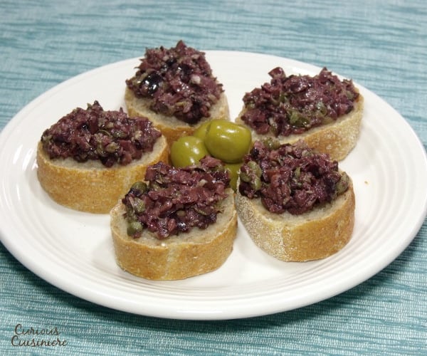 鲜亮的橄榄和酸豆构成了美味的法国南部橄榄酱。下次派对的完美开胃菜!| m.jamahire.com