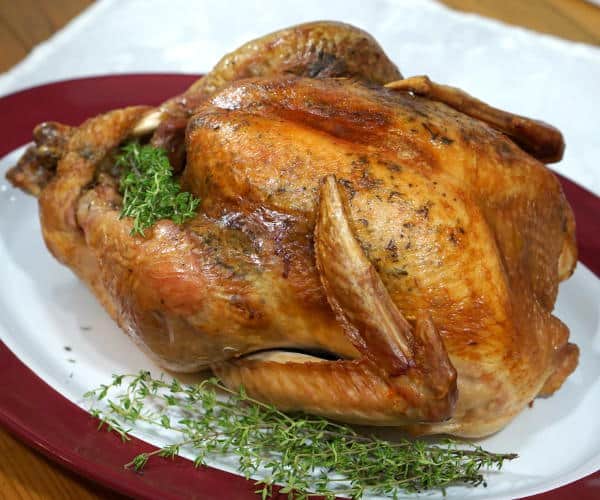 一个假日烤火鸡用法国草药对与含有深厚和美味的慵懒的葡萄酒一起调味。