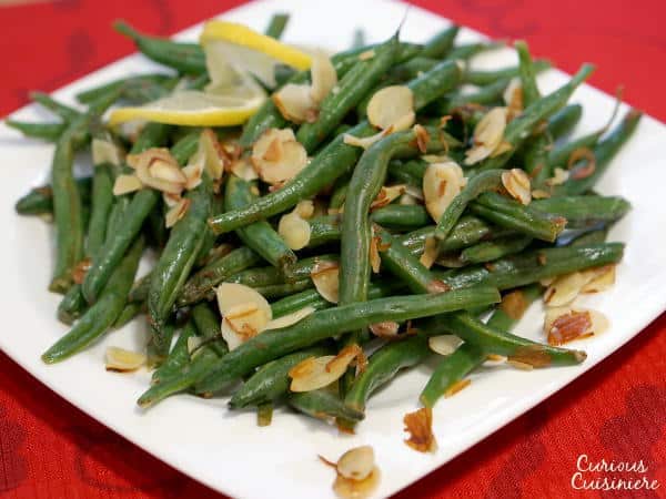 用烤杏仁和柠檬点缀青豆。Haricots Verts Amadine是完美的，简单而优雅的配菜，为您的节日晚餐!|m.jamahire.com.