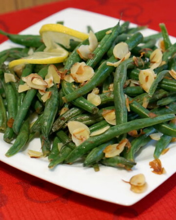 用烤杏仁和柠檬点缀青豆。Haricots Verts Amadine是完美的，简单而优雅的配菜，为您的节日晚餐!|m.jamahire.com.