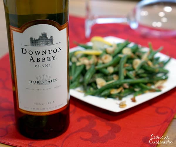 用烤杏仁和柠檬点缀青豆。Haricots Verts Amadine是完美的，简单而优雅的配菜，为您的节日晚餐!|m.jamahire.com.