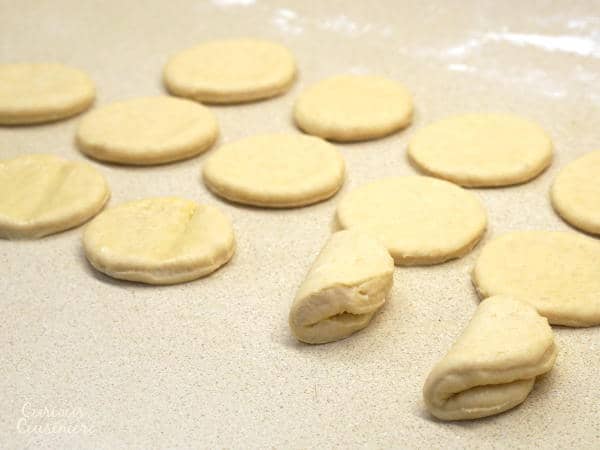 这种柔软和黄油帕克房屋卷的食谱使得经典的美国晚餐卷，非常适合度假或任何场合。| m.jamahire.com
