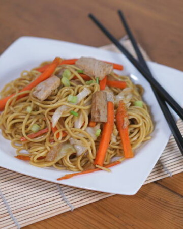 这款传统日本雅库萨巴的这种食谱是一家预算友好的炒面条，非常适合使用剩下的肉类，如猪肉，鸡肉或土耳其。|m.jamahire.com.