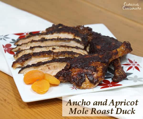 改变你的假日晚餐习惯，用下面的食谱来做莫尔调味烤鸭，配上浓郁的安乔酱和杏子莫尔酱。| m.jamahire.com