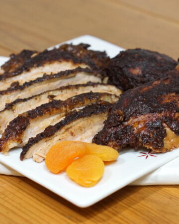 改变你的假日晚餐习惯，用下面的食谱来做莫尔调味烤鸭，配上浓郁的安乔酱和杏子莫尔酱。| m.jamahire.com