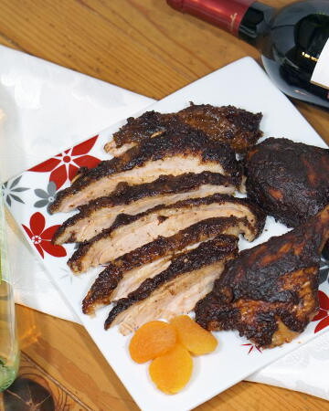 改变你的假日晚餐习惯，用下面的食谱来做莫尔调味烤鸭，配上浓郁的安乔酱和杏子莫尔酱。| m.jamahire.com