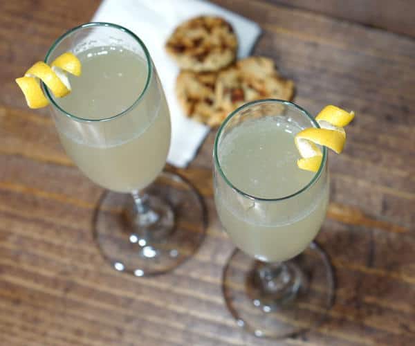 甜，酸，泡沫的有趣玩，这一配方的法国75鸡尾酒是完美的任何庆祝!| m.jamahire.com