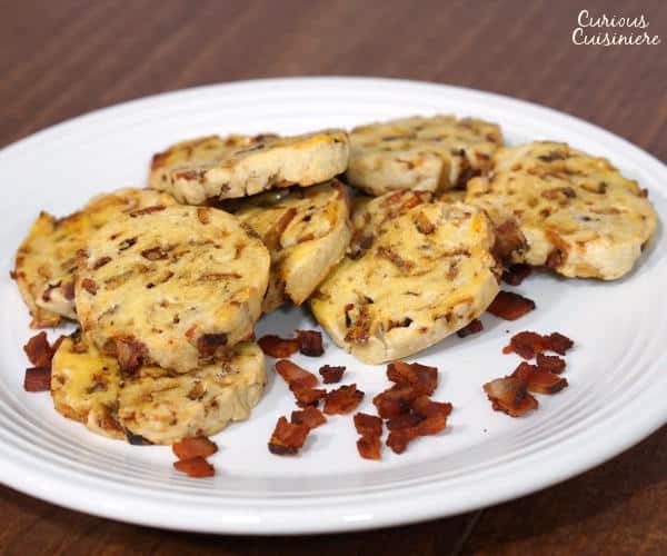 烟熏培根和焦糖洋葱使这些美味的德国培根饼干栩栩如生。这个食谱是鸡尾酒派对上完美的开胃菜或小点心。| m.jamahire.com