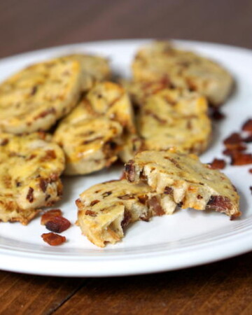 烟熏培根和焦糖洋葱使这些美味的德国培根饼干栩栩如生。这个食谱是鸡尾酒派对上完美的开胃菜或小点心。| m.jamahire.com