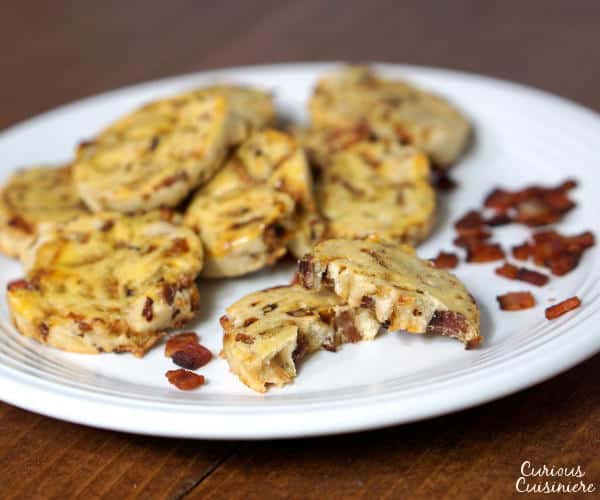 烟熏培根和焦糖洋葱使这些美味的德国培根饼干栩栩如生。这个食谱是鸡尾酒派对上完美的开胃菜或小点心。| m.jamahire.com