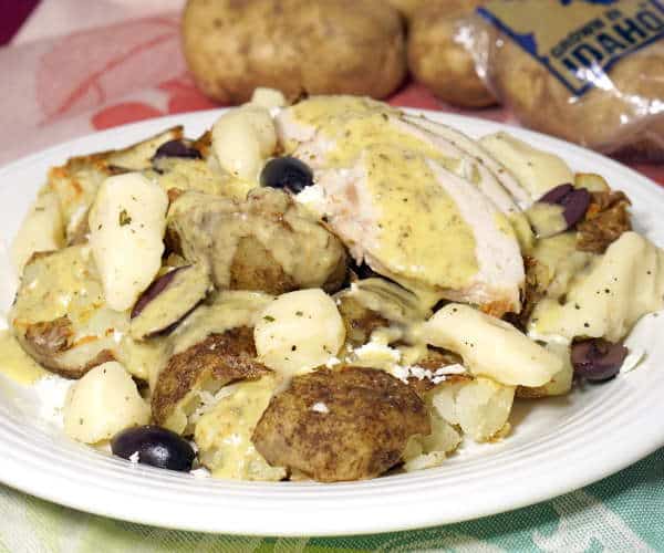 经典的加拿大菜在这个有趣的希腊鸡坑融合配方中柠檬，牛至和冰奶酪凝乳。| m.jamahire.com