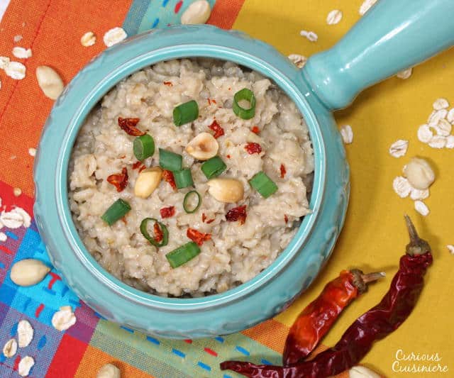 早餐燕麦不一定是甜的，这款辛辣的泰国花生美味燕麦碗将美味的泰国花生口味和一丝香料结合在一起，以一种有趣的方式开始你的一天。| www.CuriousCuisiniere.com