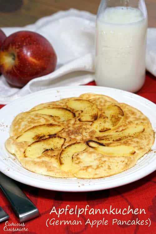 Apfelpfannkuchen，或德国苹果煎饼，是一款轻盈和eggy早餐，充满了切片的甜，焦糖的苹果。|m.jamahire.com.