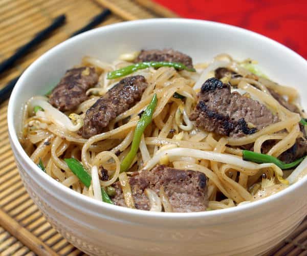 牛肉周乐趣是使用米粉，牛肉和豆芽煎炸煎炸食谱。你不需要订购摘要，让这种简单，美味的晚餐！| www.CuriousCuisiniere.com