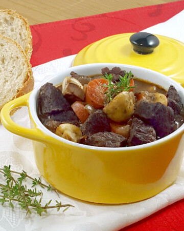 用深红酒炖牛肉，使经典的法国勃艮第牛肉成为完美的冬日美食。| www.CuriousCuisiniere.com