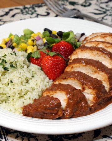 清淡明亮的草莓在这道草莓酱鸡肉食谱中呈现出浓郁的风味。如果你喜欢鼹鼠和草莓，你需要试试这款独特的经典墨西哥鼹鼠。| www.CuriousCuisiniere.com