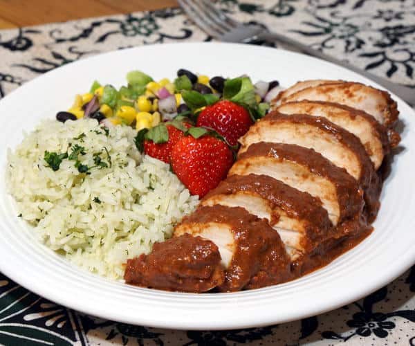 光线和明亮的草莓在这个用草莓鼹鼠酱的鸡肉中的咸味深度。如果你喜欢鼹鼠和草莓，你需要在经典的墨西哥鼹鼠上尝试这种独特的扭曲。|m.jamahire.com.