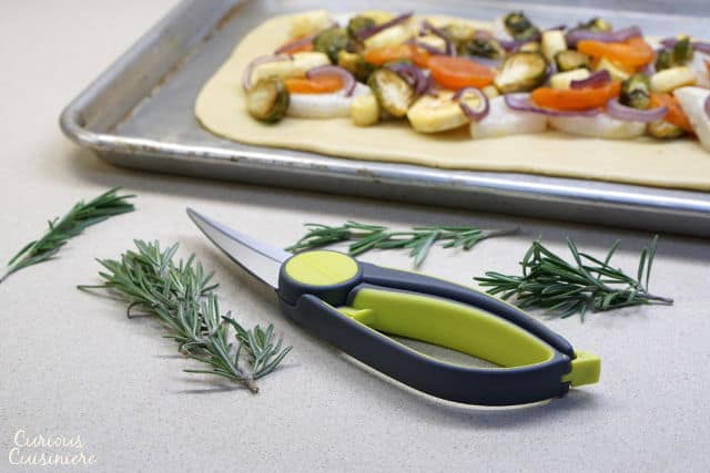 这种乡村的免费形式Tarte Provencale充满了美味的烤冬季蔬菜和奶油山羊奶酪。这是一个完美的冬季开胃菜的食谱。|m.jamahire.com.