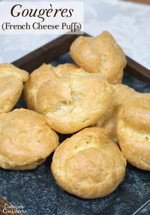 Gougères，又名法式芝士泡芙，是一种外面酥脆，里面柔软酥脆的芝士点心，口感轻盈轻盈。一旦你做了，你会想把这个食谱作为每个派对的开胃菜!| www.CuriousCuisiniere.com