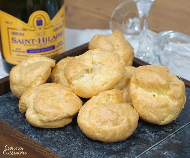 Gougères，又名法式芝士泡芙，是一种外面酥脆，里面柔软酥脆的芝士点心，口感轻盈轻盈。一旦你做了，你会想把这个食谱作为每个派对的开胃菜!| www.CuriousCuisiniere.com