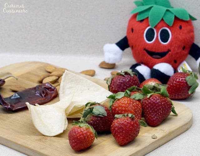 清淡明亮的草莓在这道草莓酱鸡肉食谱中呈现出浓郁的风味。如果你喜欢鼹鼠和草莓，你需要试试这款独特的经典墨西哥鼹鼠。| www.CuriousCuisiniere.com